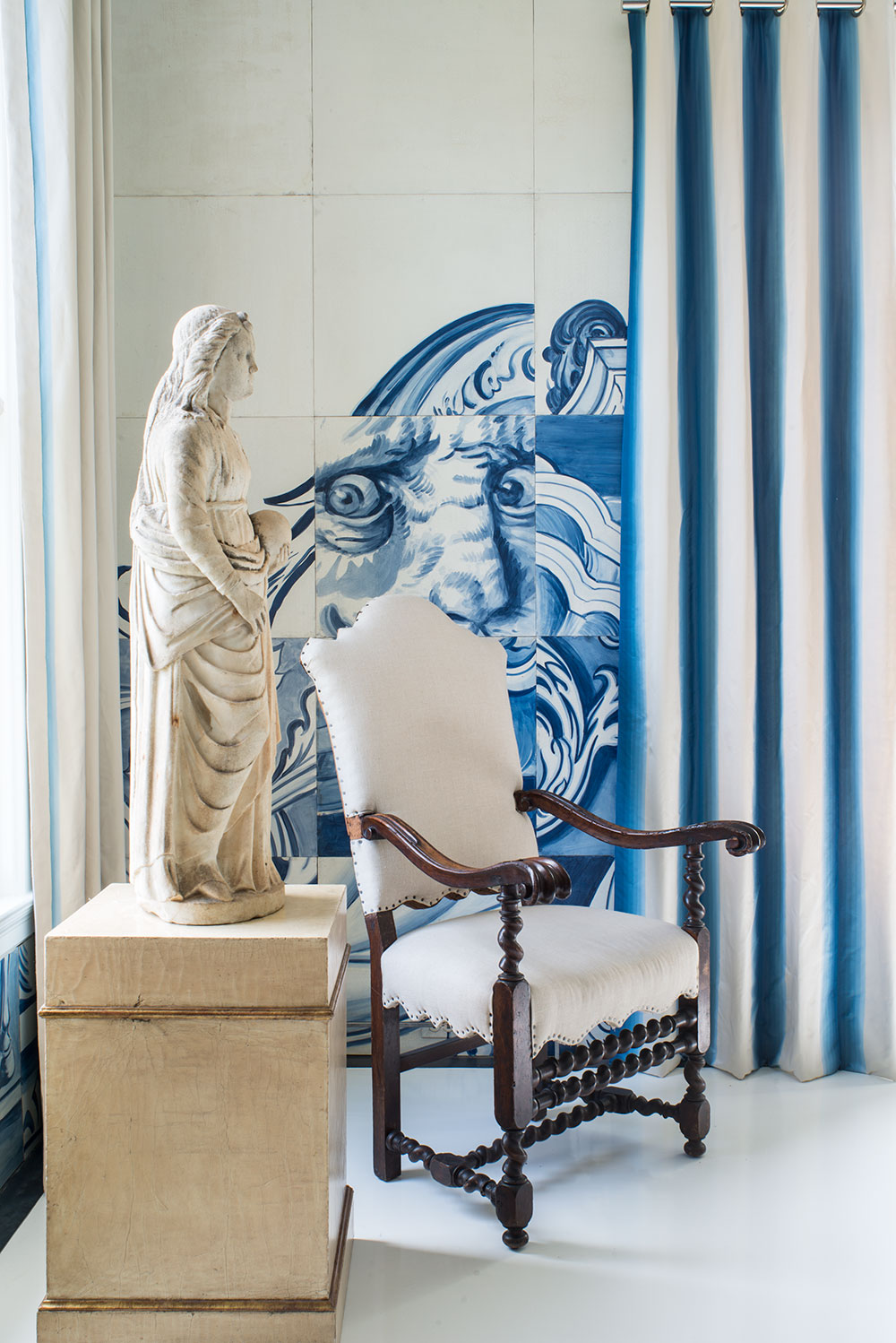 Luis-XVIII-French-Chair-Master-Bedroom-2014-San-Francisco-Decorator-Showcase-Antonio-Martins-Interior-Design